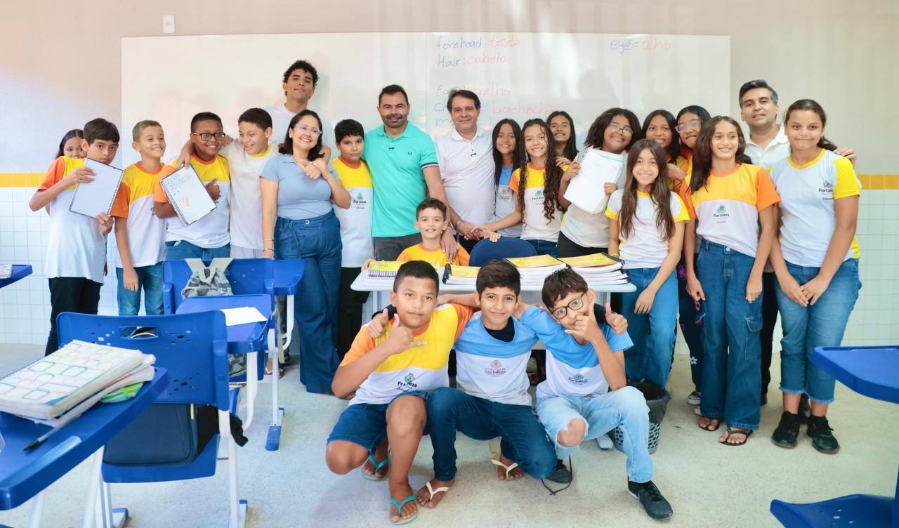 grupo de pessoas posa para a foto